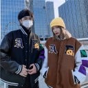 Veste de baseball avec écussons à lettres sur la poitrine Écussons décoratifs sur les manches Bords rayés Cuir avec boutons-pression Coton 3