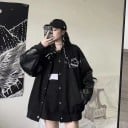 Veste de baseball noire pour femme avec des manches en simili cuir et des motifs de cœurs blancs Coupe ample Fermeture à pressions Bords côtelés 4