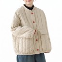 Veste de transition pour femmes avec col montant, veste beige matelassée avec des boutons en tissu rouge et des poches à rabat, coupe ample 1