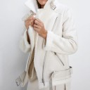 Veste en cuir pour femme isolée 1