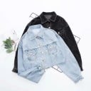 Veste en jean courte pour femme avec ourlet effiloché Coupe décontractée avec épaules tombantes Poches poitrine avec rabat Fermeture à boutons 3