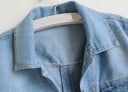 Veste en jean courte pour femme Col chemise classique Fermeture à boutons Deux poches poitrine à rabat Manches avec passant Denim 5