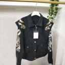 Veste en jean pour femme avec de grands ornements sur les épaules et les manches Épaules marquantes Coupe courte Poches à rabat Fermeture 1