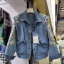 Veste en jean pour femme avec de grands ornements sur les épaules et les manches Épaules marquantes Coupe courte Poches à rabat Fermeture 3