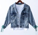Veste en jean pour femmes avec application florale au dos Rubans aux manches Déchirures décoratives Poches poitrine Denim bleu délavé Coton 3