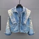 Veste en jean pour femmes avec des éléments décoratifs sur les épaules Broderie avec des clous dorés Jean délavé bleu clair Grandes poches avant 2