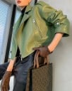 Veste en simili cuir pour femme Veste de motard courte avec fermeture éclair oblique Col à revers Épaulettes et bandes avec bouton-pression 4
