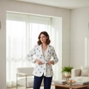 Veste Femme avec Ceinture à Nouer Motif Floral Col et Poches à Rabat Polyester Blanc avec Fleurs Bleues Pour le Travail et le Printemps et l'Été 7