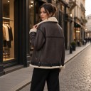 Veste femme en simili cuir avec fourrure et grand col sur zip incliné avec ceinture et poches zippées oversize marron foncé avec fourrure beige 6