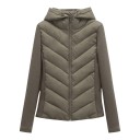 Veste matelassée pour femmes avec capuche à zip coupe ajustée avec des manches en tricot et des panneaux latéraux matelassés en forme 12