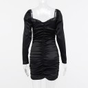 Vestido brilhante com ombros caídos 7