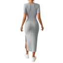 Vestido cinza de malha com mangas curtas Decote quadrado Corte elegante Abertura lateral Material confortável Para a primavera e verão Para o trabalho e a cidade 2