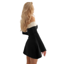 Vestido curto com ombros à mostra e mangas longas e largas Corte elegante com decote largo 2