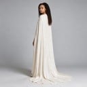 Vestido de noiva árabe feminino com longo manto sobre os ombros e decote alto até ao pescoço com cauda na cor marfim 4