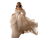 Vestido de noiva feminino com ombros à mostra e mangas longas franzidas com cordão nas costas brancas com saia de volantes em estilo vintage 4