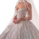 Vestido de noiva princesa brilhante sem mangas com decote em coração e corpete com lantejoulas e cauda branca 7