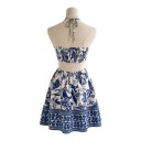 Vestido feminino com estampado floral e laço no pescoço com anel à frente e recortes na cintura com bordado ornamental em azul e branco 7