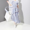 Vestido midi de verão para senhora com saia assimétrica de duas camadas Riscas azul e brancas com estampado floral Cinto para atar Mangas curtas 4