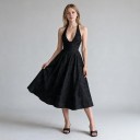Vestido midi elegante para mulher com corpete e costas nuas com decote em V e laço no pescoço com cordão nas costas 18