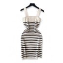 Vestido mini elástico riscado para senhora com alças, decote quadrado e botões decorativos, tamanho universal 1