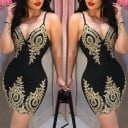 Vestido preto mini feminino com alças Padrão ornamental dourado Decote profundo em V Corte justo e elegante Material poliéster 4