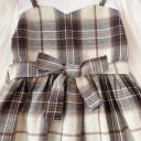 Vestidos de niña a cuadros de corte combinado con mangas largas, lazo en la cintura y gorro para celebraciones, fotos y uso diario en marrón 3