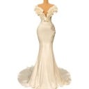 Vestidos de novia largos para mujer con hombros al descubierto y volantes con escote en V profundo y perlas en corte de sirena 1
