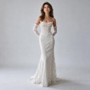 Vestidos de novia largos sin mangas en corte sirena con corsé y perlas en el escote blancos con pequeña cola 6
