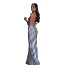 Vestidos longos femininos com alças finas, decote em V e volantes com flor e costas profundamente expostas na cor branca com bolinhas pretas 4