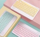 Vezeték nélküli mini billentyűzet Bluetooth kapcsolattal Vékony, kompakt kivitel Litium akkumulátor QWERTY elrendezés Szigetelt billentyűk 9