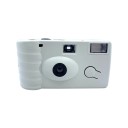 Vintage jednorázový fotoaparát na 16 políček v půlformátu 18 mm s bleskem a hledáčkem napájený vestavěnou AA baterií 1