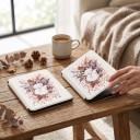 Vitt flipfodral 6 tum för Kindle 10:e generationen 2019 med illustration av en sovande vit räv i höstlöv och med handrem och skyddsfilm 7