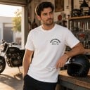 Vitt t-shirt med kort ärm och motorcykeltryck av katt i gul hjälm med korsade nycklar på ryggen och text på bröstet unisex 4