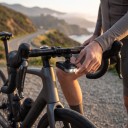 Vordere Fahrradlampe Ravemen FR1500 SE 1000–1500 lm 3 Blinkmodi Batterie 3500 mAh Edelstahl Schwarz Unter dem Fahrradcomputer Garmin 6