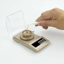 Waga cyfrowa do biżuterii do 50 g dokładność 0,001 g zasilanie USB lub 3× AAA Przełączanie jednostek tl dwt gn ozt oz ct mg g Automatyczne wyłączanie 7