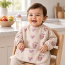 Wasserdichter Kinderlätzchen mit langen Ärmeln und Herzchenmuster, beige Schürze für Kleinkinder mit Tasche und Druckknopf am Hals 3