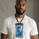 Waterdichte hoes voor mobiel 21 x 11 cm transparant met lange koord voor om de nek en sluiting met twee sloten ter bescherming van de smartphone 3