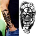 Waterdichte tijdelijke tattoo 21 x 11,4 cm Leeuw en Romeinse klok Dierenmotief Eenvoudig aan te brengen Duurzame tattoo Symbool van kracht en tijd 2