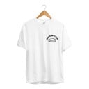 Weißes T-Shirt mit kurzen Ärmeln und Motorrad-Motiv einer Katze in einem gelben Helm mit gekreuzten Schlüsseln auf dem Rücken und Schriftzug 6
