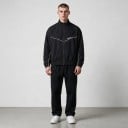 Windjack met hoge kraag en rits met bedrukking op de achterkant en witte bies met zakken en elastische zoom zwart unisex 3
