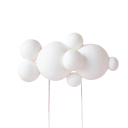 Witte taartdecoratie met een wolkenmotief. Luchtig schuimdesign voor een verjaardagstaart voor kinderen en volwassenen. 2