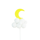 Witte taartdecoratie met een wolkenmotief. Luchtig schuimdesign voor een verjaardagstaart voor kinderen en volwassenen. 3