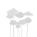 Witte taartdecoratie met een wolkenmotief. Luchtig schuimdesign voor een verjaardagstaart voor kinderen en volwassenen. 5