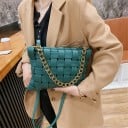 Women's crossbody handbag with woven pattern 27 x 20 x 4 cm Made of artificial PU leather Chunky gold chain Long shoulder strap 9