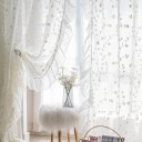 Záclona s vyšívanými kvítky a bočním volánem, 150 × 260 cm, průsvitný len, kovové průchodky, bílá, k vysokým oknům a dveřím 2