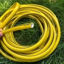 Zahradní hadice se sadou přípojek 5 m pružná žlutá plastová hadice s adaptérem a rychlospojkami pro zavlažování a mytí 3
