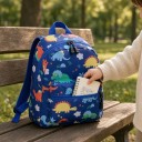 Zaino per bambini 23 x 20 x 9 cm con stampa di dinosauri e palme con due tasche con zip e manico per il trasporto e spallacci di lunghezza 52 cm 3