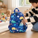 Zaino per bambini 23 x 20 x 9 cm con stampa di dinosauri e palme con due tasche con zip e manico per il trasporto e spallacci di lunghezza 52 cm 4
