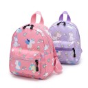 Zaino per bambini con stampa a tutto campo di unicorni e arcobaleni con due tasche con zip e spallacci regolabili e maniglia per il trasporto 1