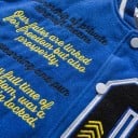 Ζακέτα baseball για άνδρες και γυναίκες με εφαρμογές και κεντημένα μηνύματα Αντίθετα μανίκια Ριχτό γιακάς και μανσέτες με ρίγες Κουμπώνει 5